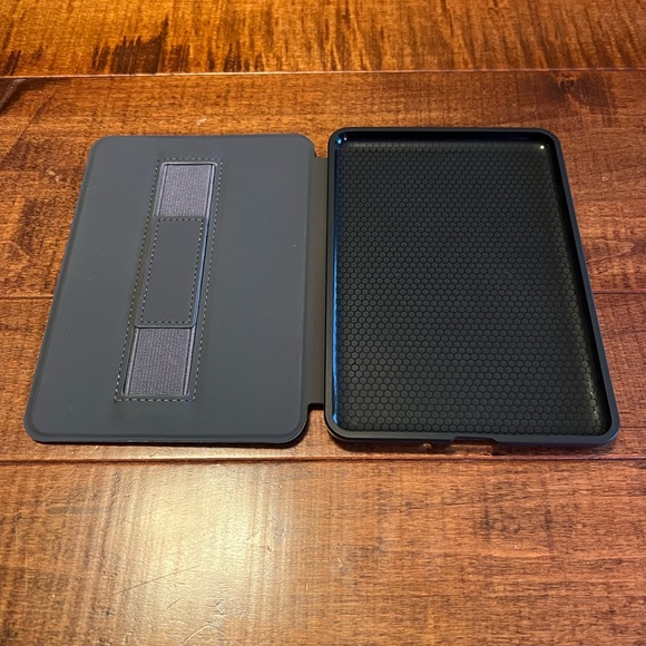 Botanical Print Kindle Case with hand strap - Picture 2 of 3